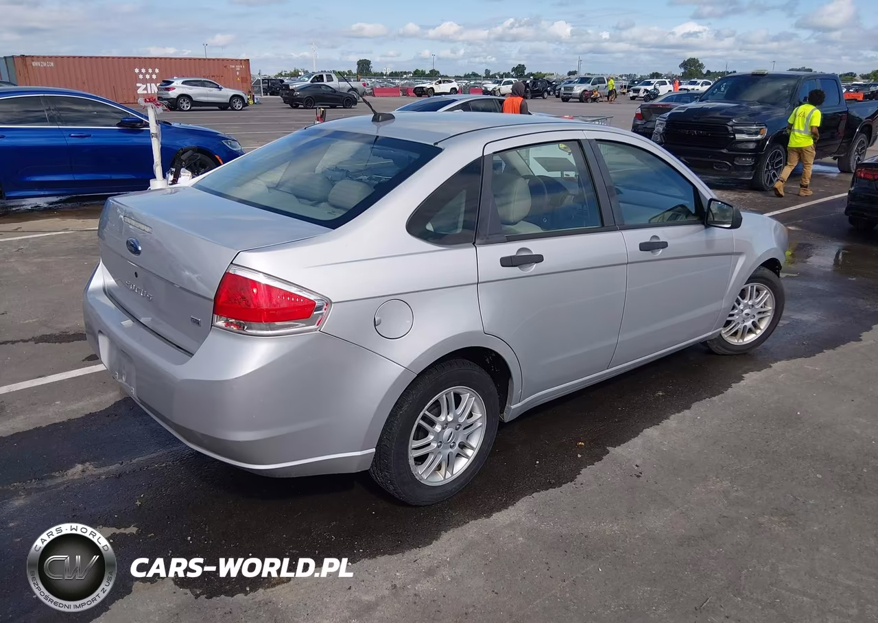 2009 Ford Focus Se VIN:1FAHP35N49W168695 - 4