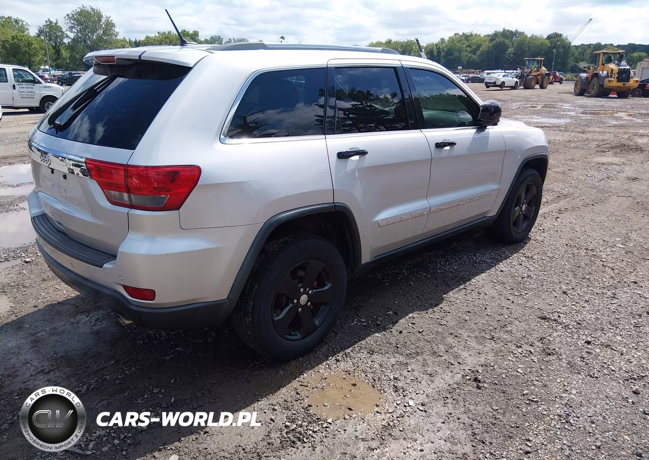 2013 Jeep Grand Cherokee Laredo VIN:1C4RJFAGXDC615145 - 4
