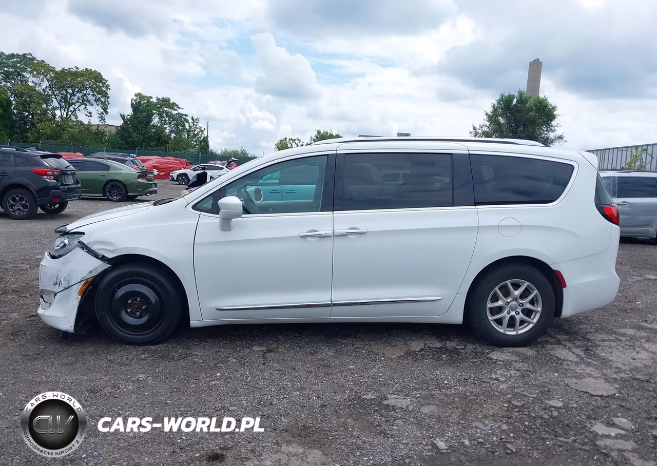 2020 Chrysler Pacifica Touring L VIN:2C4RC1BG8LR115843 - 13