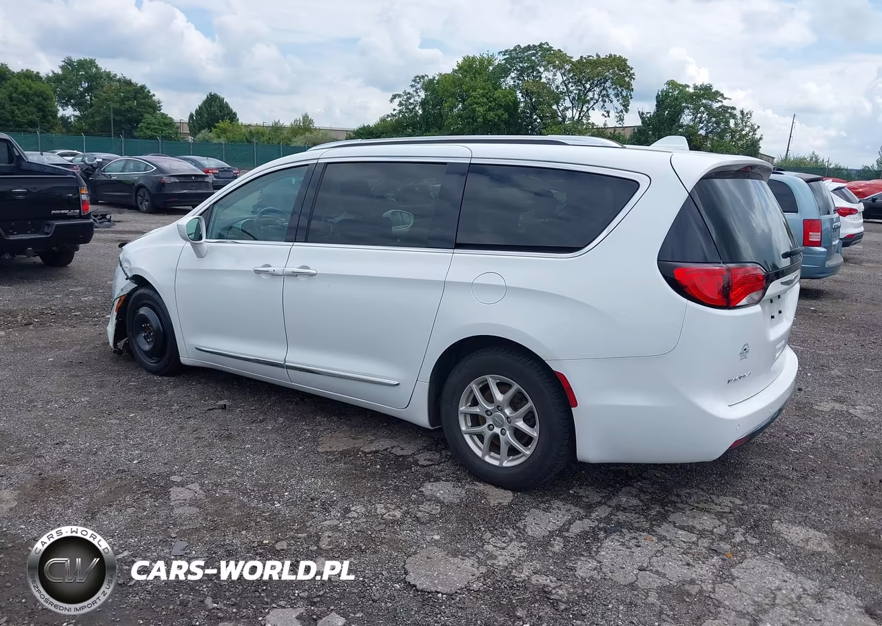 2020 Chrysler Pacifica Touring L VIN:2C4RC1BG8LR115843 - 3