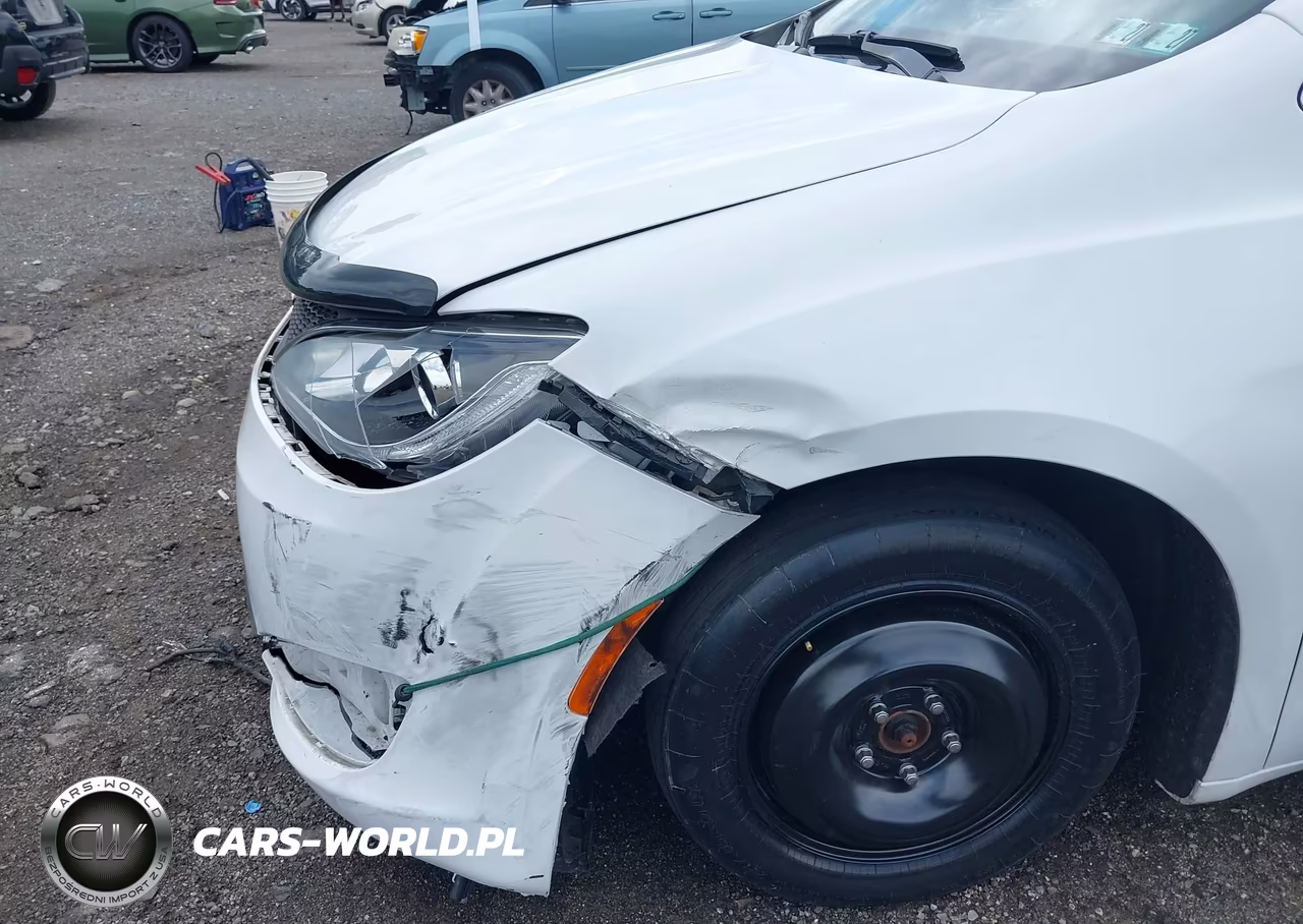 2020 Chrysler Pacifica Touring L VIN:2C4RC1BG8LR115843 - 6