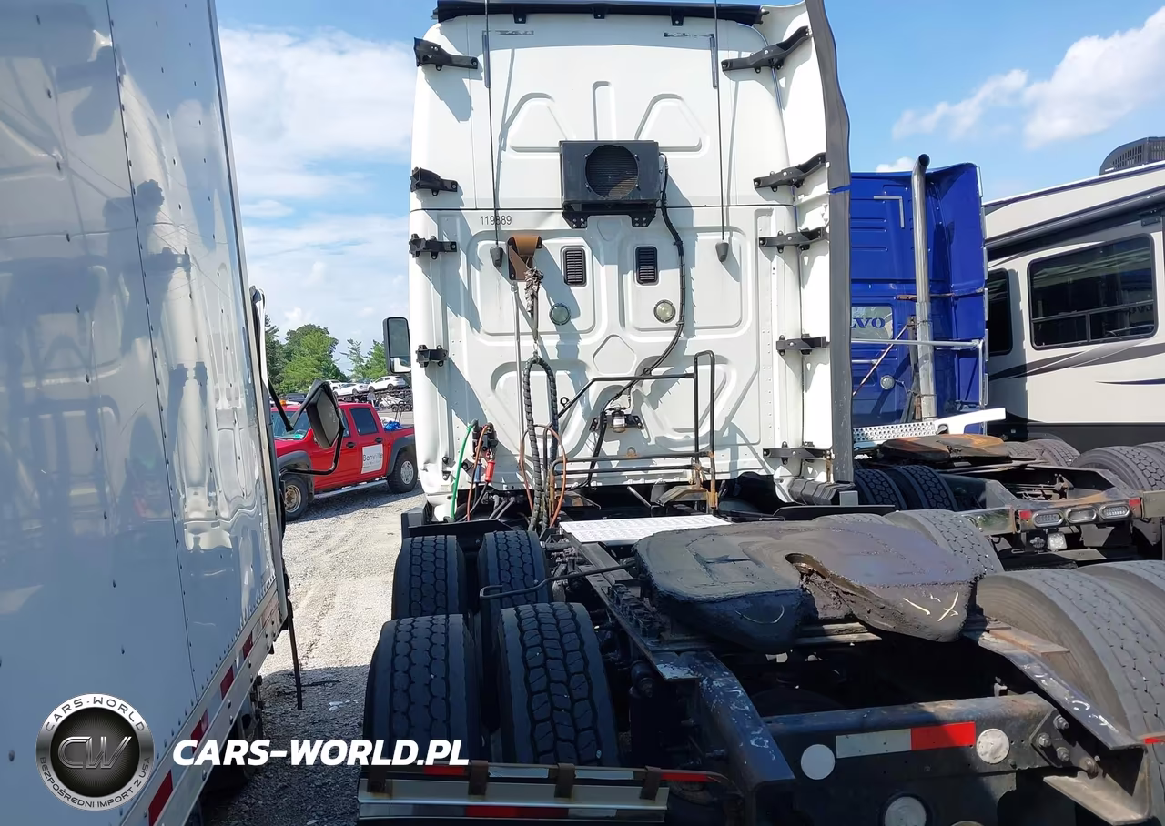 2015 Freightliner Cascadia 125 VIN:3AKJGLD54FSGR6778 - 3