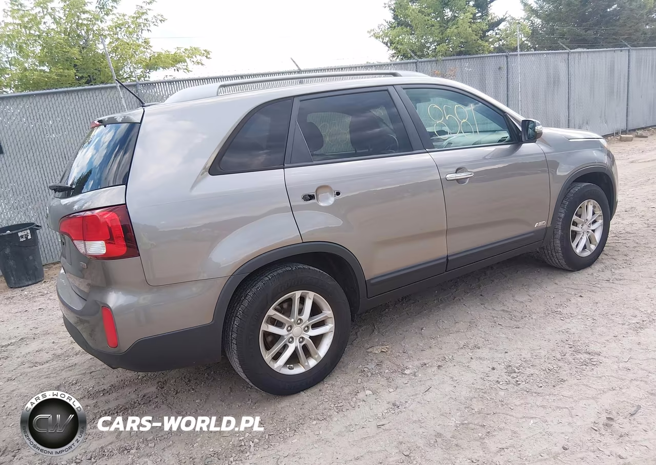 2015 Kia Sorento Lx VIN:5XYKTCA63FG592260 - 4