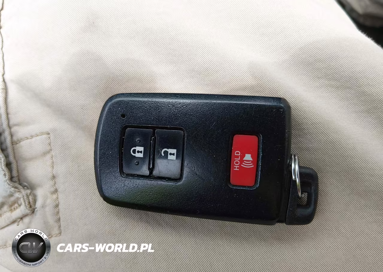 2013 Toyota Prius C Three VIN:JTDKDTB3XD1050023 - 11