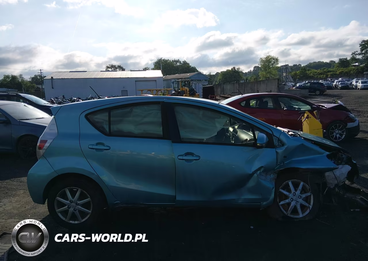 2013 Toyota Prius C Three VIN:JTDKDTB3XD1050023 - 13