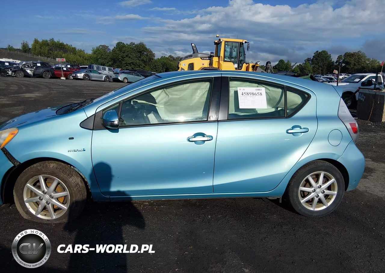 2013 Toyota Prius C Three VIN:JTDKDTB3XD1050023 - 14