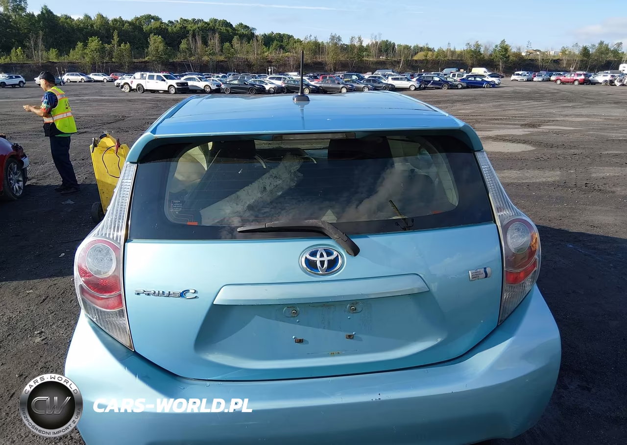 2013 Toyota Prius C Three VIN:JTDKDTB3XD1050023 - 16