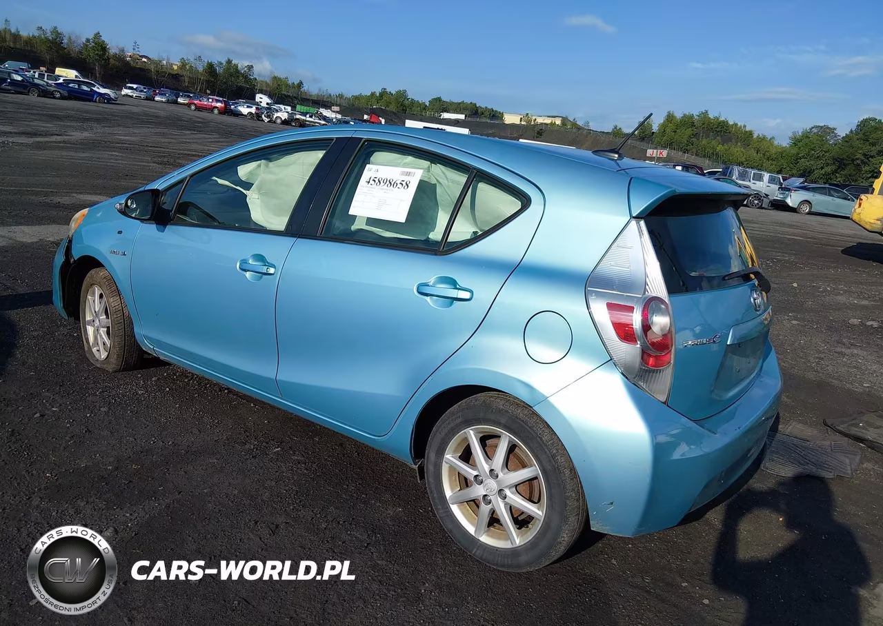 2013 Toyota Prius C Three VIN:JTDKDTB3XD1050023 - 3