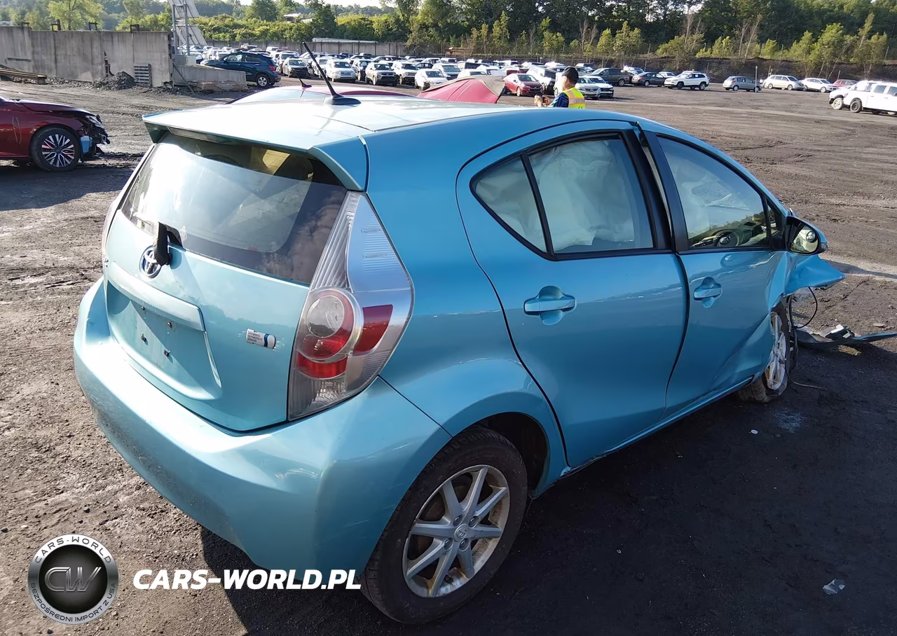 2013 Toyota Prius C Three VIN:JTDKDTB3XD1050023 - 4