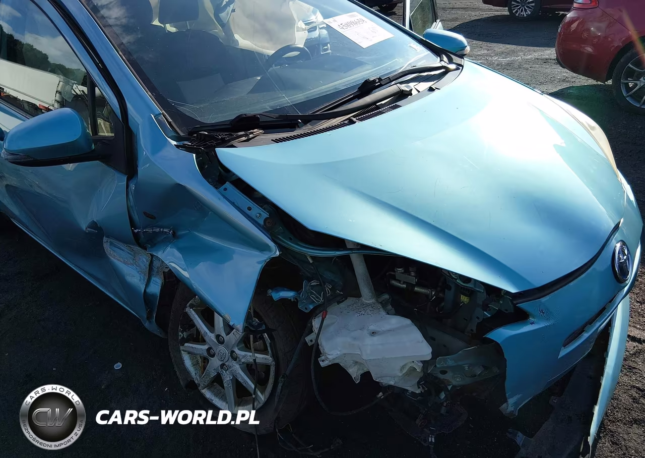 2013 Toyota Prius C Three VIN:JTDKDTB3XD1050023 - 6