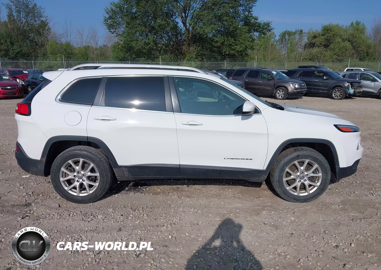 2015 Jeep Cherokee Latitude VIN:1C4PJMCS9FW509946 - 13