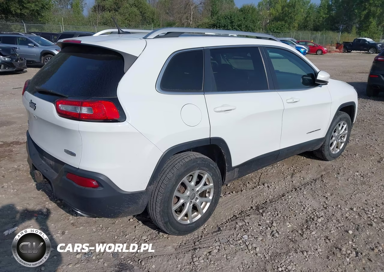 2015 Jeep Cherokee Latitude VIN:1C4PJMCS9FW509946 - 4