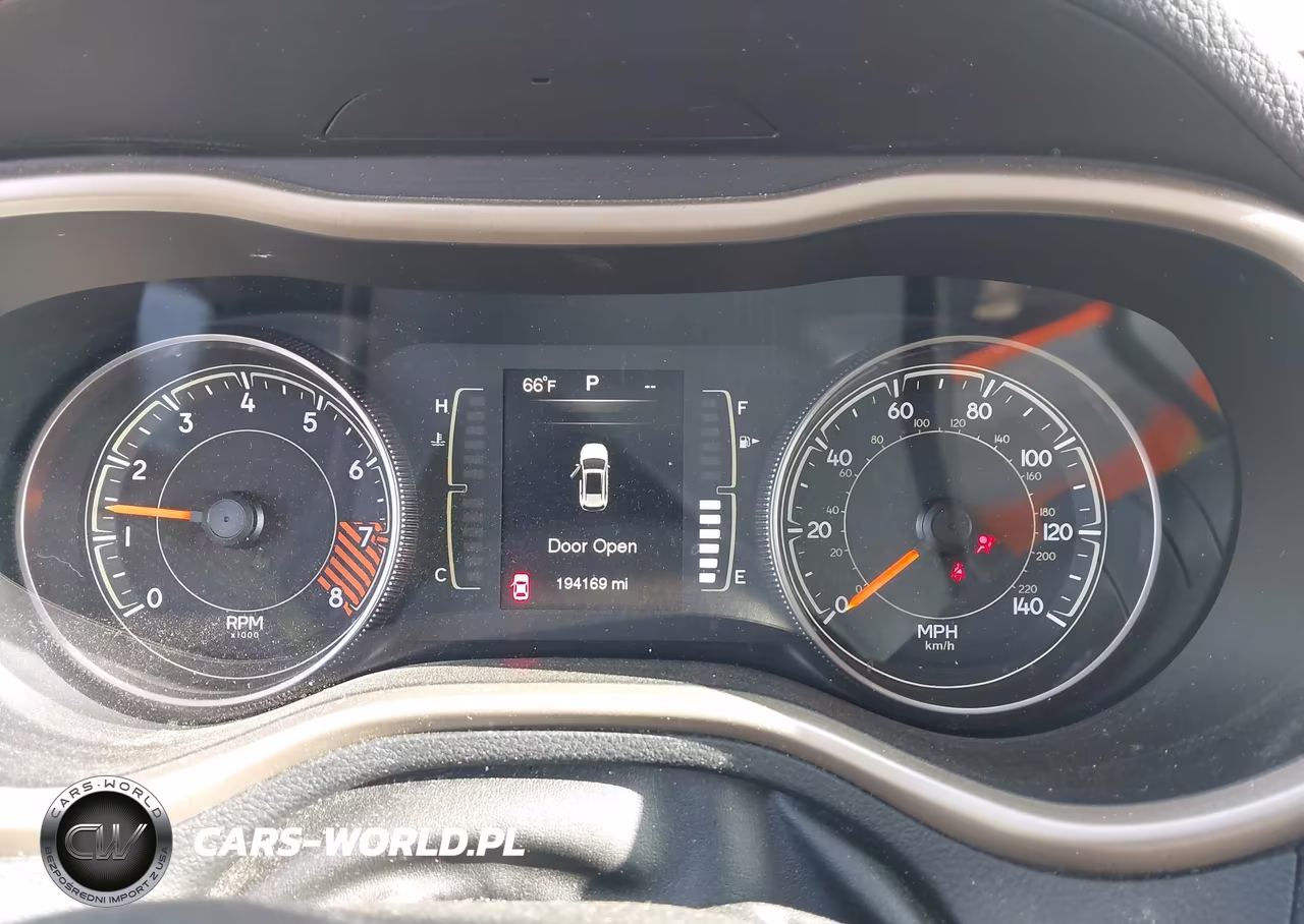 2015 Jeep Cherokee Latitude VIN:1C4PJMCS9FW509946 - 7