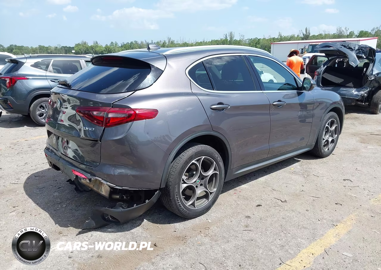2018 Alfa Romeo Stelvio Awd VIN:ZASFAKAN3J7B60256 - 4
