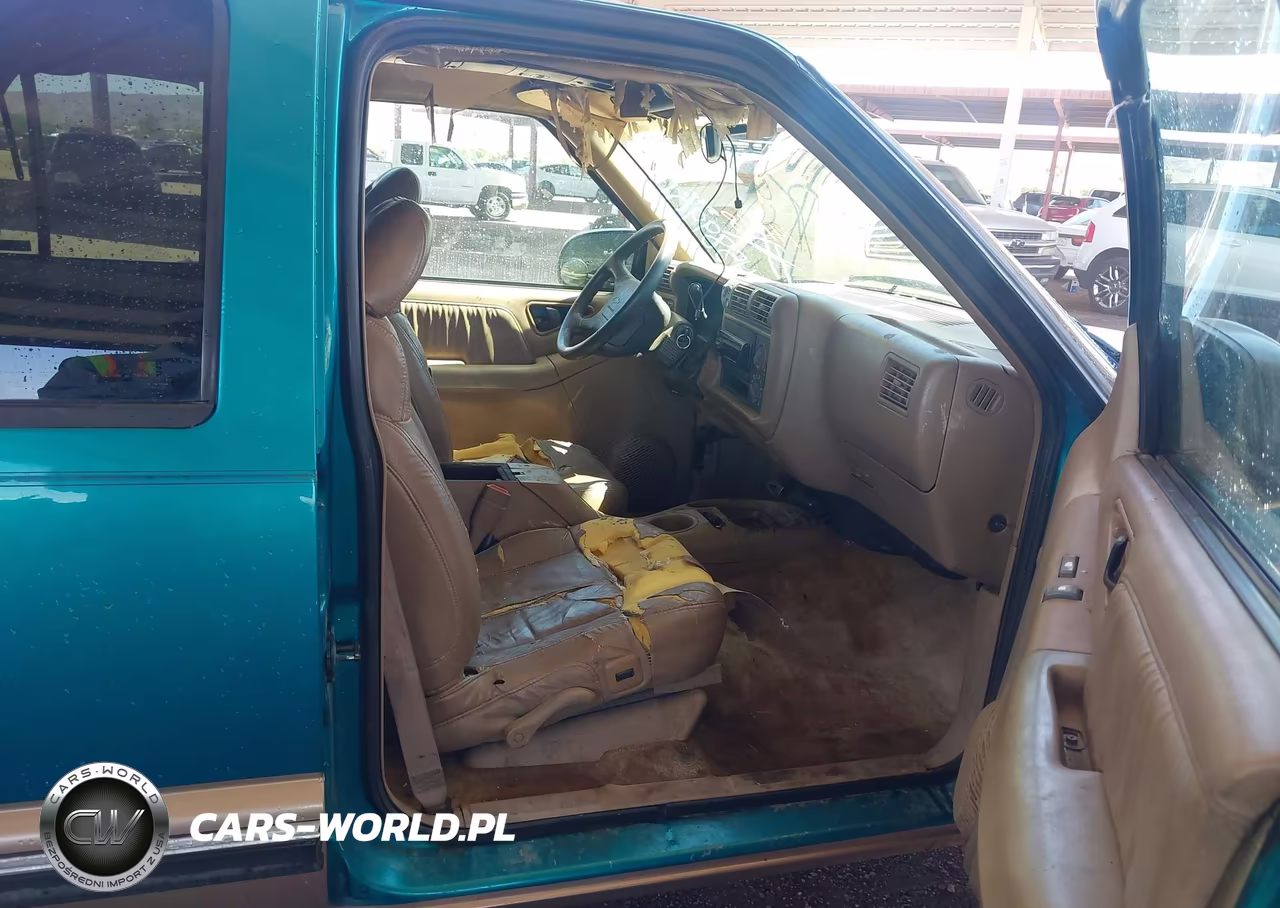 1996 Chevrolet Blazer VIN:1GNDT13W4T2141118 - 5