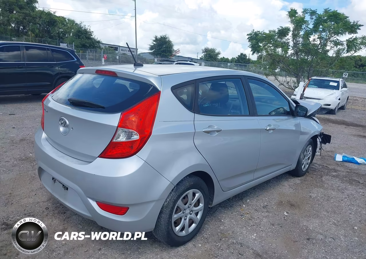 2013 Hyundai Accent Gs VIN:KMHCT5AE2DU138841 - 4