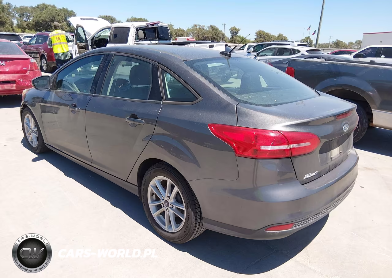 2015 Ford Focus Se VIN:1FADP3F28FL293568 - 3