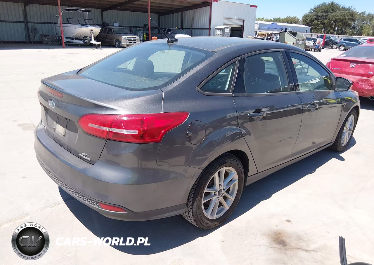 2015 Ford Focus Se VIN:1FADP3F28FL293568 - 4
