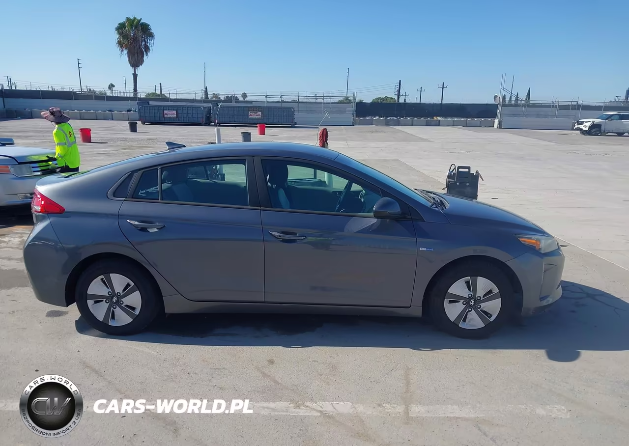 2018 Hyundai Ioniq Hybrid Blue VIN:KMHC65LC1JU065797 - 13