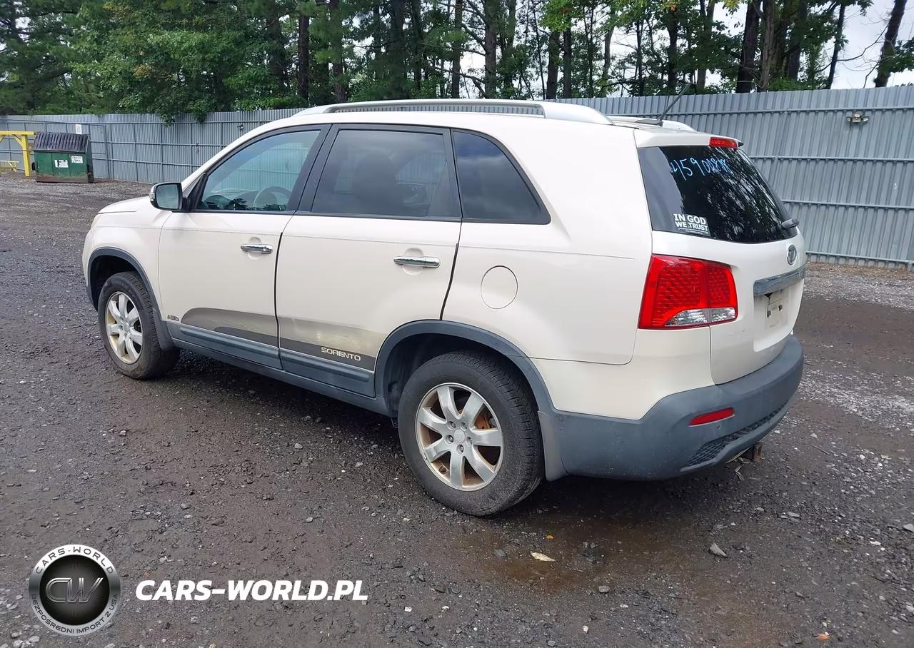 2011 Kia Sorento Lx VIN:5XYKTCA17BG028450 - 3