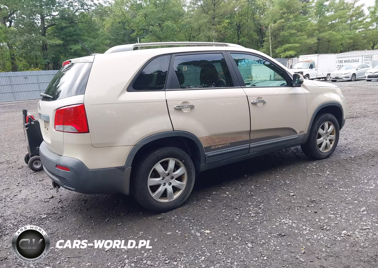 2011 Kia Sorento Lx VIN:5XYKTCA17BG028450 - 4
