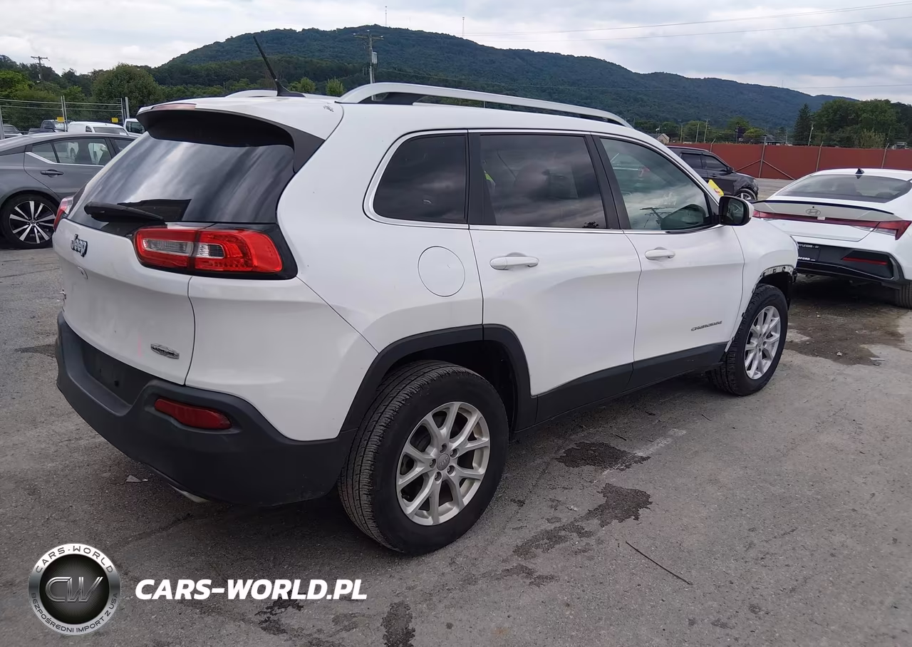 2015 Jeep Cherokee Latitude VIN:1C4PJMCSXFW571548 - 4