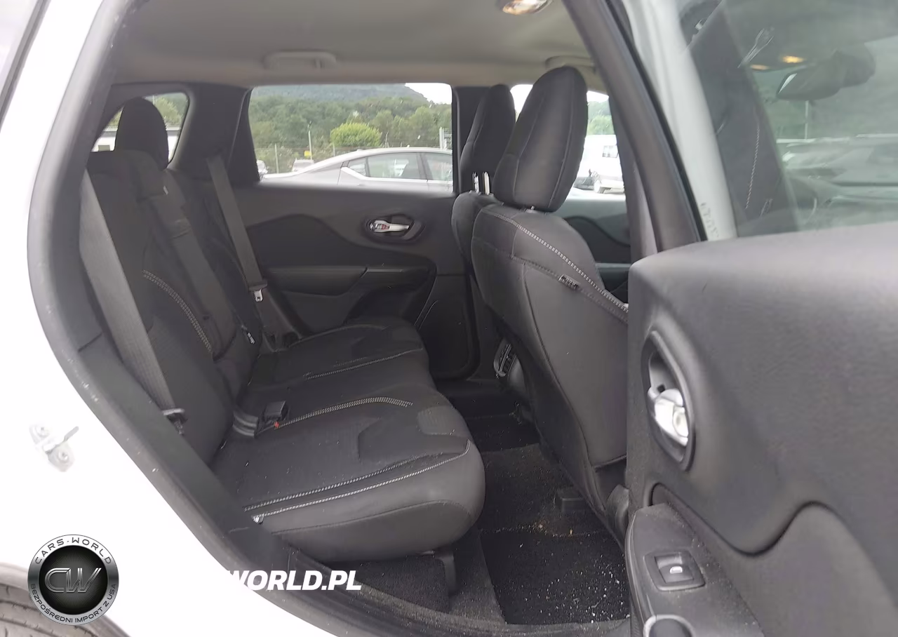 2015 Jeep Cherokee Latitude VIN:1C4PJMCSXFW571548 - 8