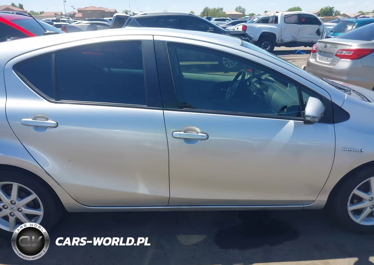 2013 Toyota Prius C Three VIN:JTDKDTB39D1549007 - 13