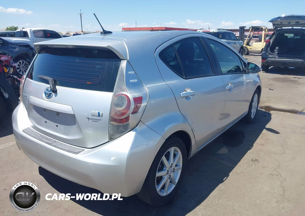 2013 Toyota Prius C Three VIN:JTDKDTB39D1549007 - 4