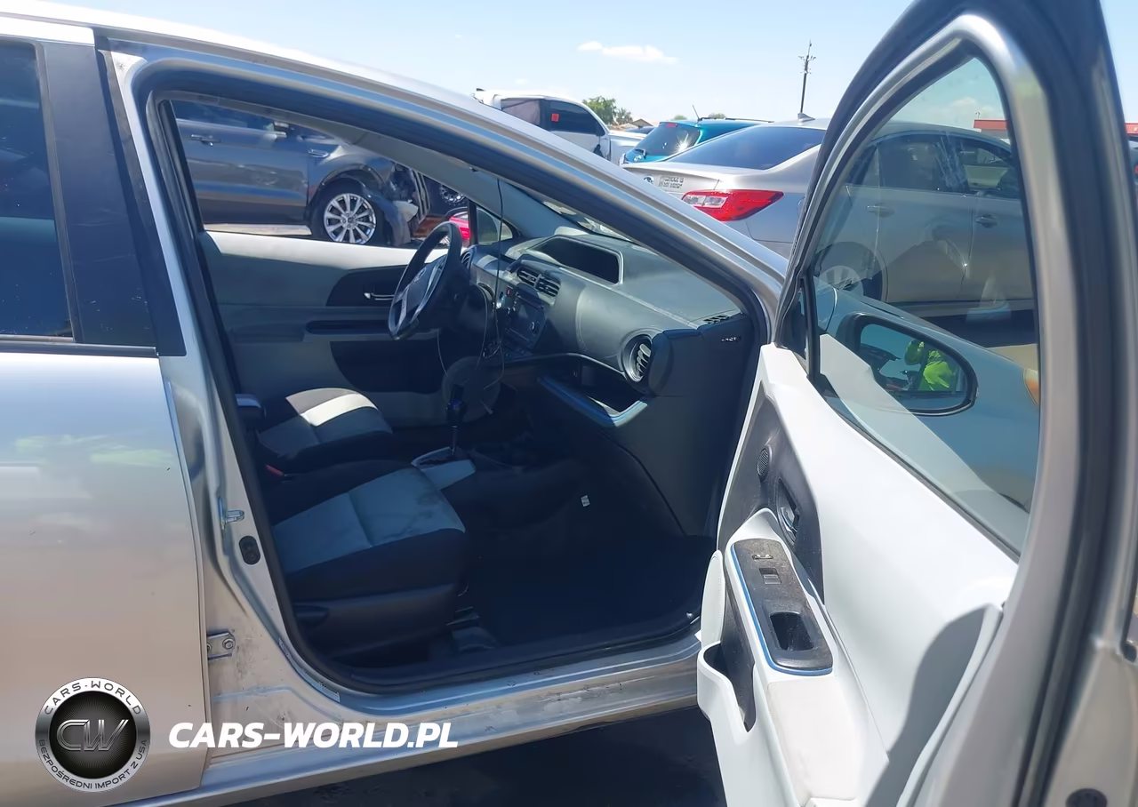 2013 Toyota Prius C Three VIN:JTDKDTB39D1549007 - 5