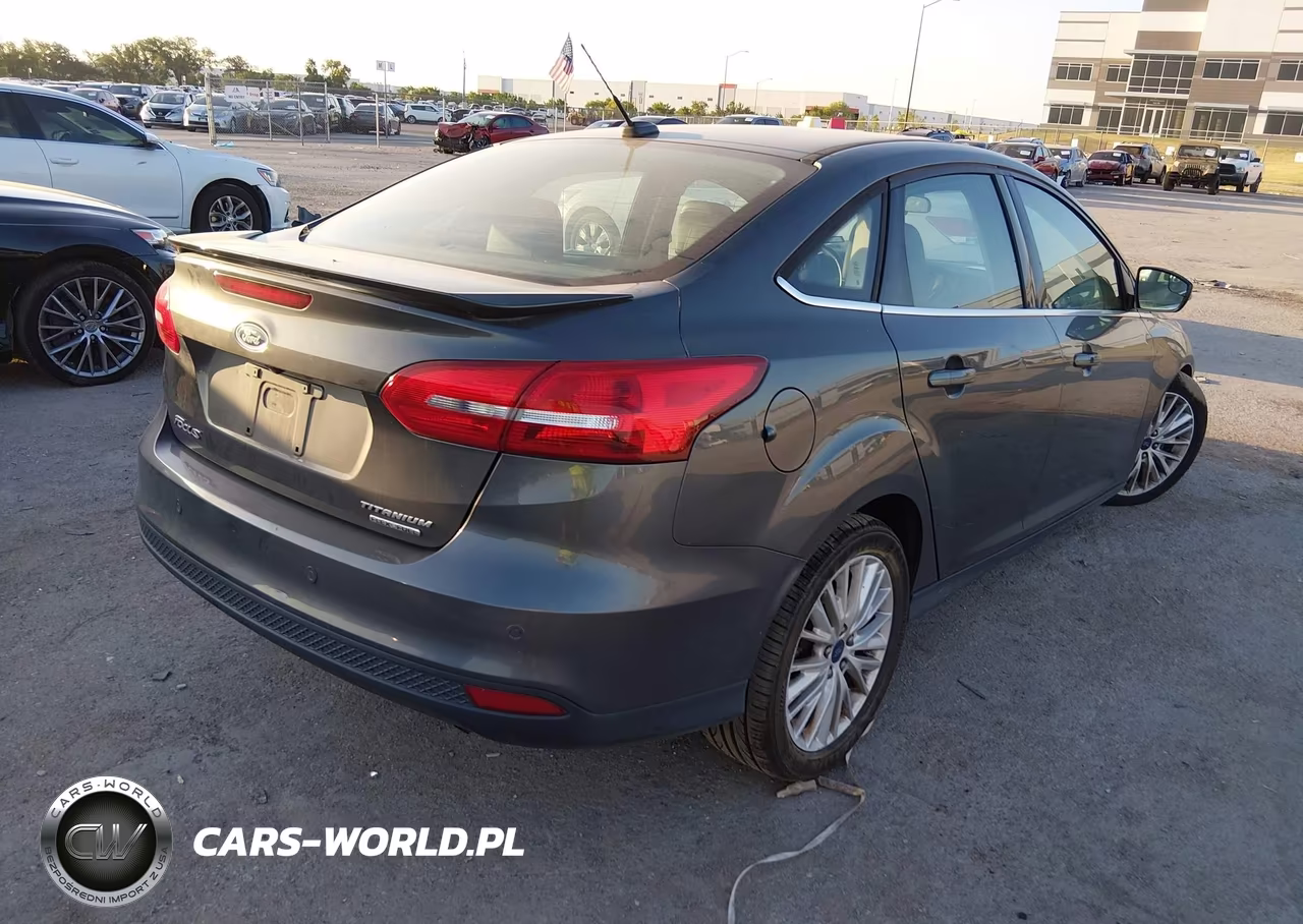 2015 Ford Focus Titanium VIN:1FADP3J22FL370023 - 4