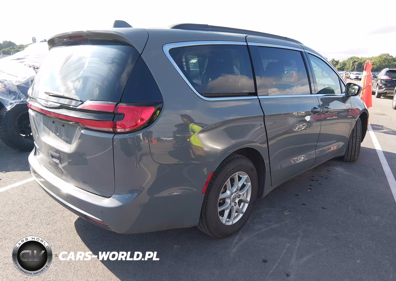 2022 Chrysler Pacifica Touring L VIN:2C4RC1BGXNR136793 - 3