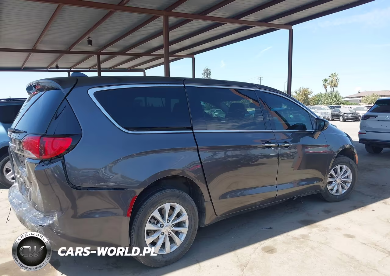 2018 Chrysler Pacifica Touring Plus VIN:2C4RC1FG5JR278599 - 13