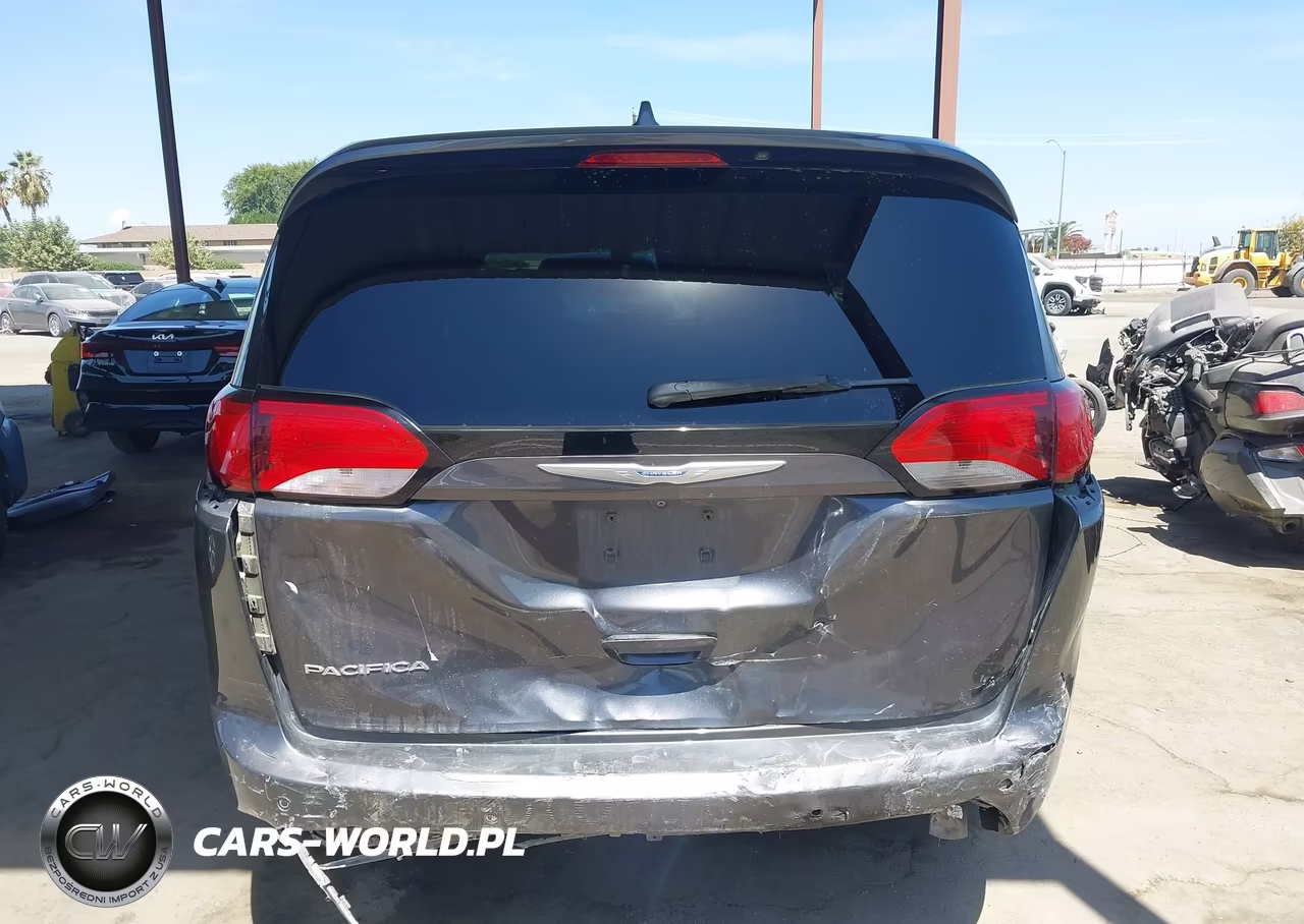 2018 Chrysler Pacifica Touring Plus VIN:2C4RC1FG5JR278599 - 16