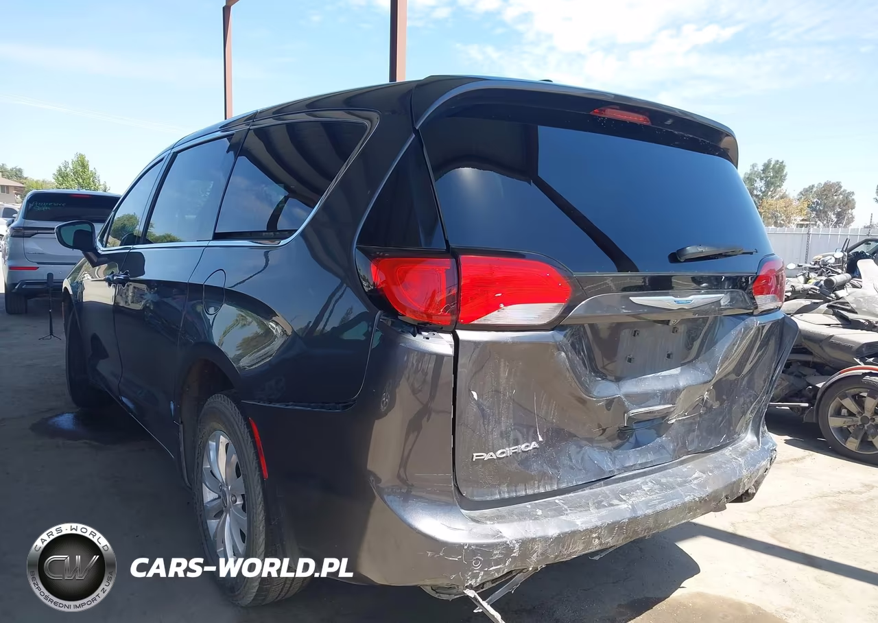 2018 Chrysler Pacifica Touring Plus VIN:2C4RC1FG5JR278599 - 3
