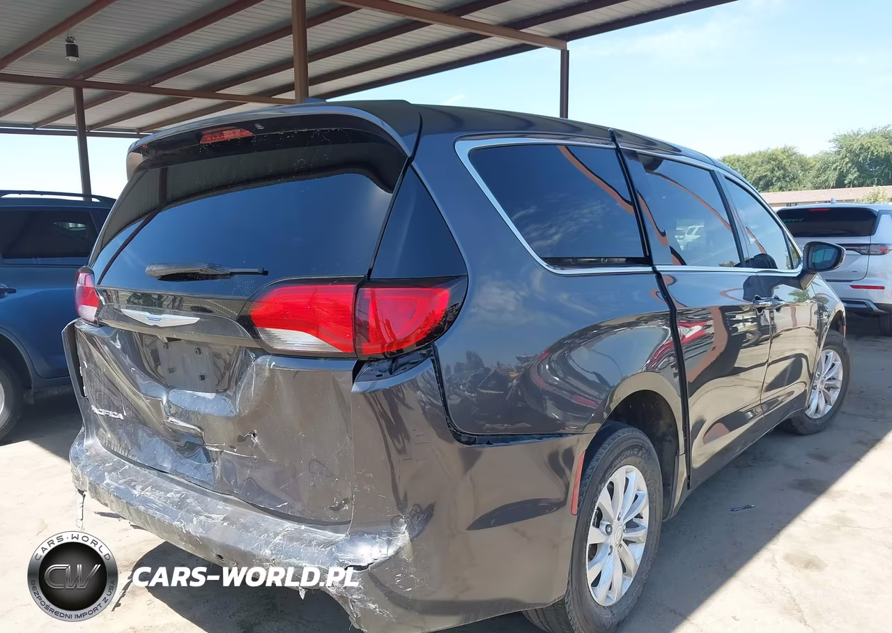 2018 Chrysler Pacifica Touring Plus VIN:2C4RC1FG5JR278599 - 4