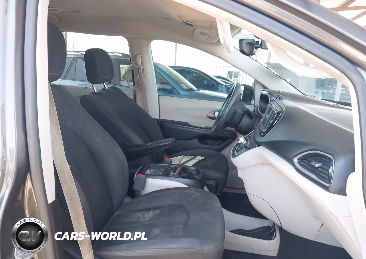2018 Chrysler Pacifica Touring Plus VIN:2C4RC1FG5JR278599 - 5