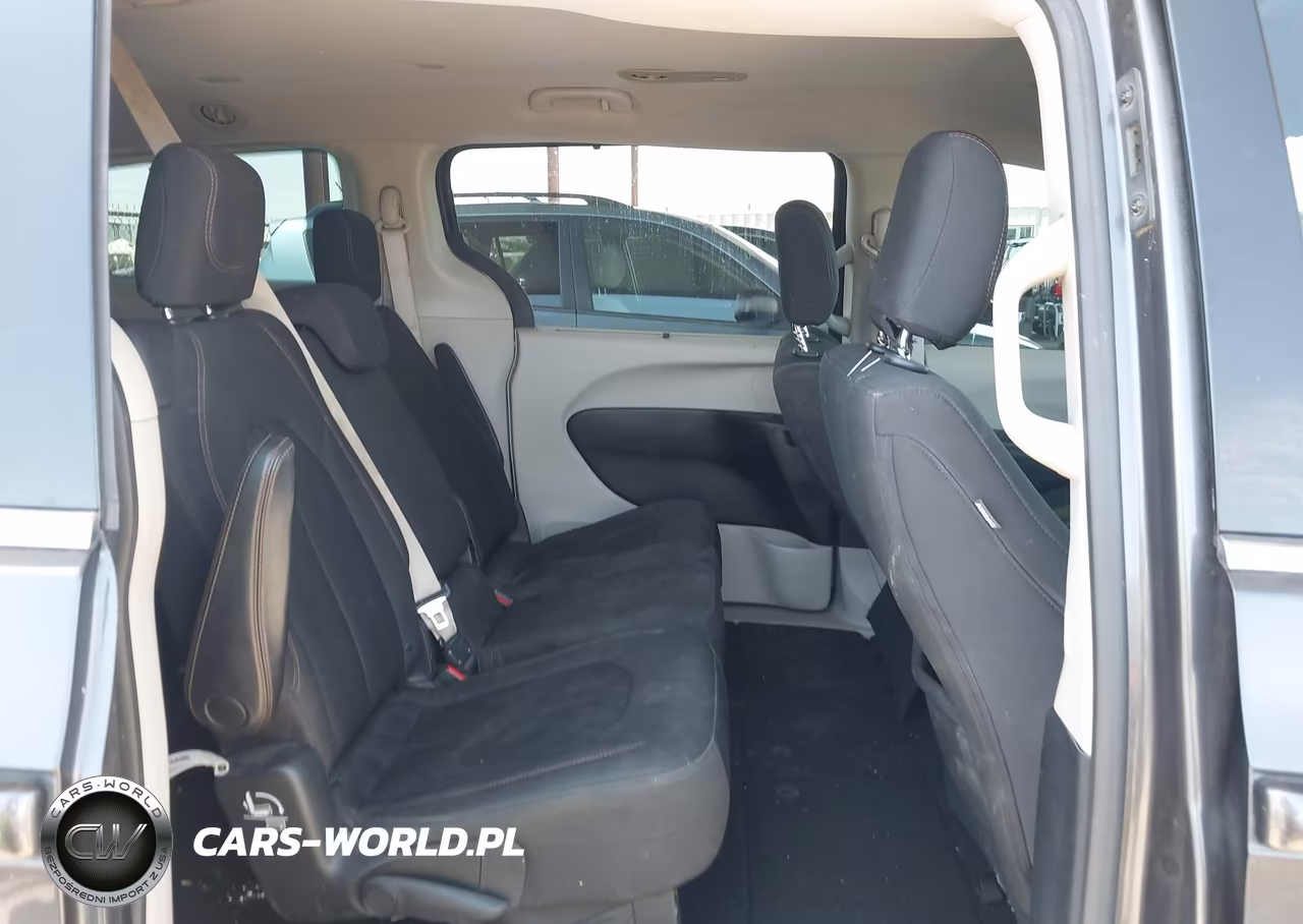 2018 Chrysler Pacifica Touring Plus VIN:2C4RC1FG5JR278599 - 8
