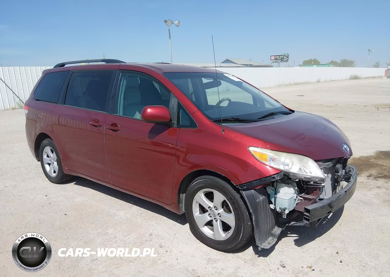 2014 Toyota Sienna Le V6 8 Passenger