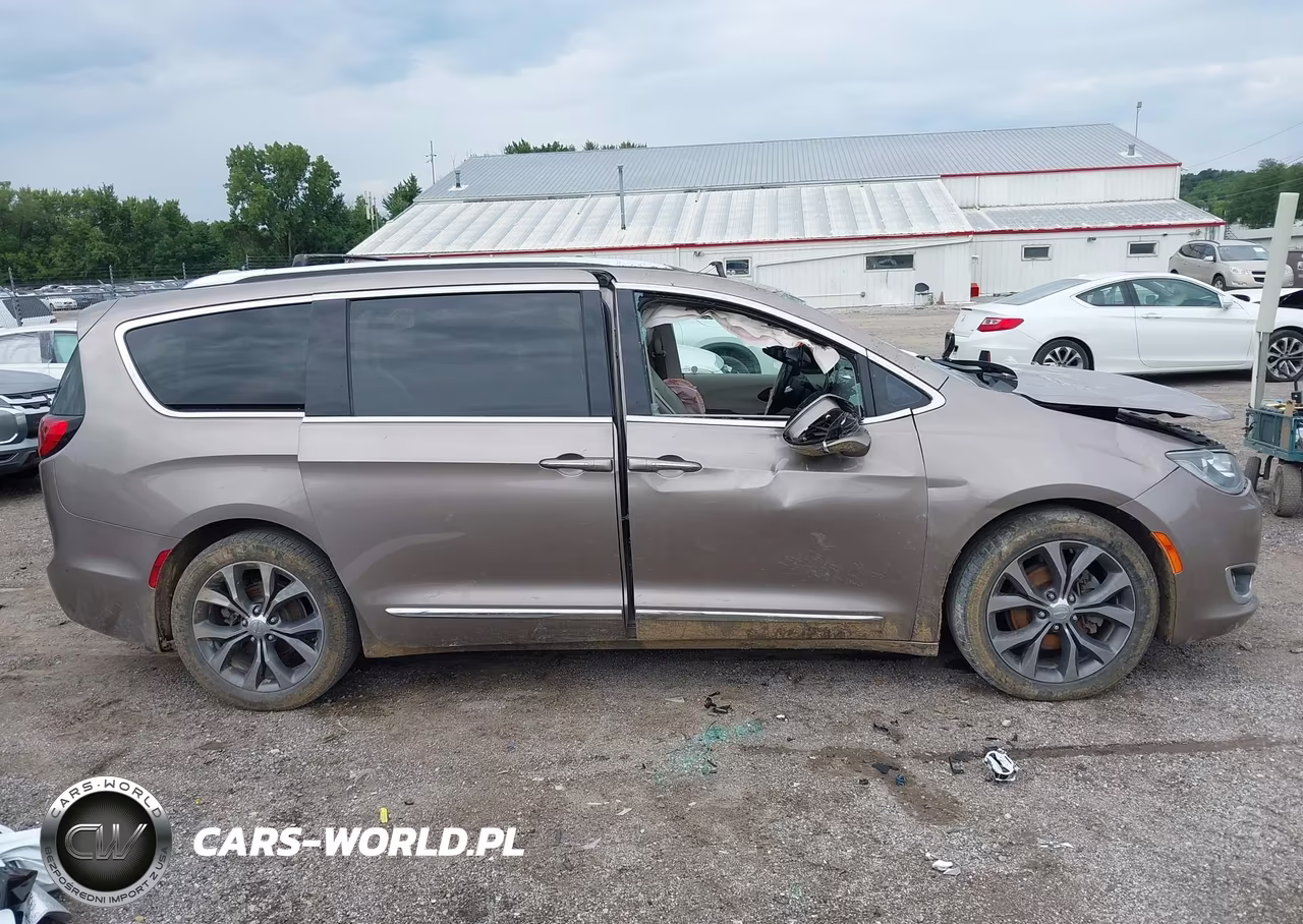 2017 Chrysler Pacifica Limited VIN:2C4RC1GG4HR752034 - 13