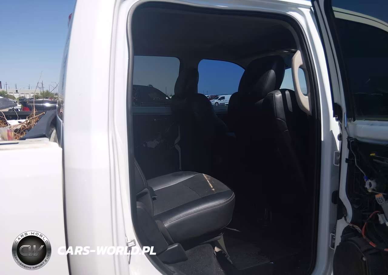 2017 Ram 2500 Laramie 4X4 6'4 Box VIN:3C6UR5FLXHG559494 - 8