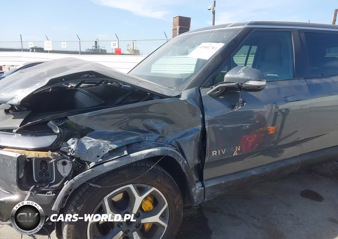 2023 Rivian R1S Adventure VIN:7PDSGABA8PN009096 - 17