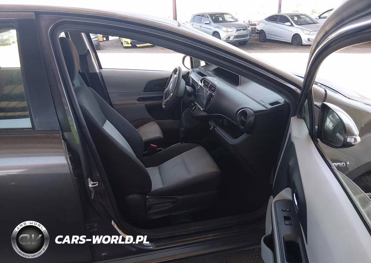 2013 Toyota Prius C Two VIN:JTDKDTB35D1556049 - 5