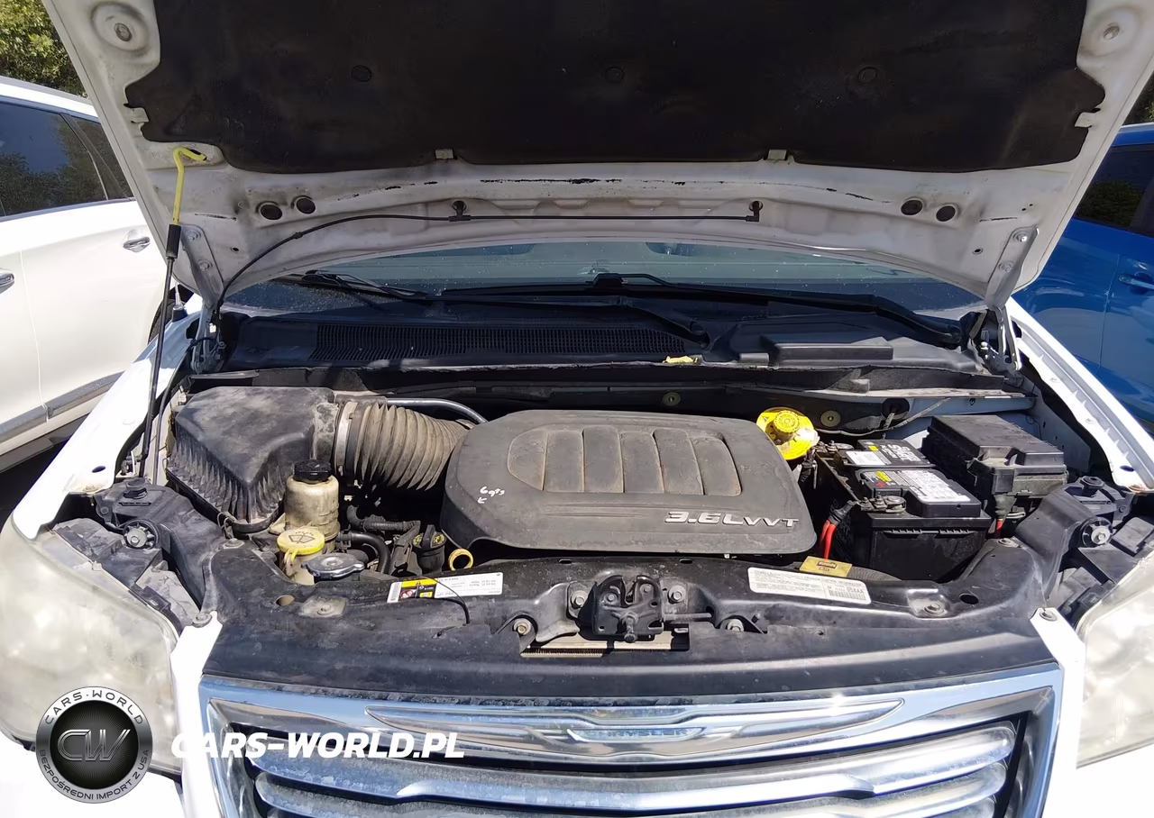 2014 Chrysler Town & Country Touring VIN:2C4RC1BGXER270011 - 10