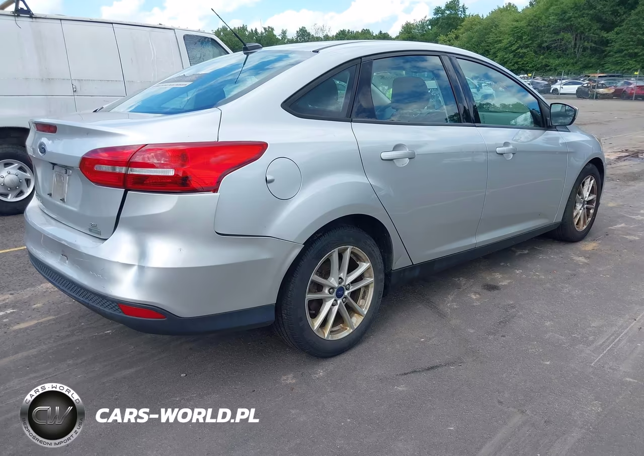 2018 Ford Focus Se VIN:1FADP3FE7JL307043 - 4