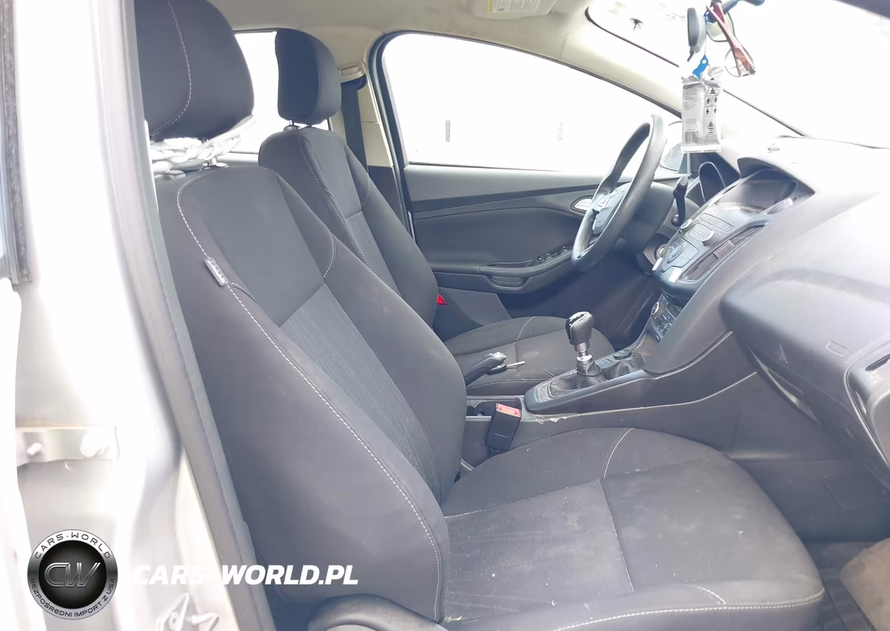 2018 Ford Focus Se VIN:1FADP3FE7JL307043 - 5