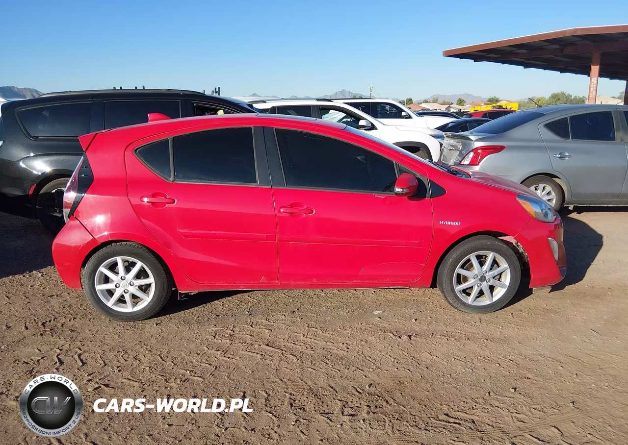 2015 Toyota Prius C Three VIN:JTDKDTB37F1092846 - 12