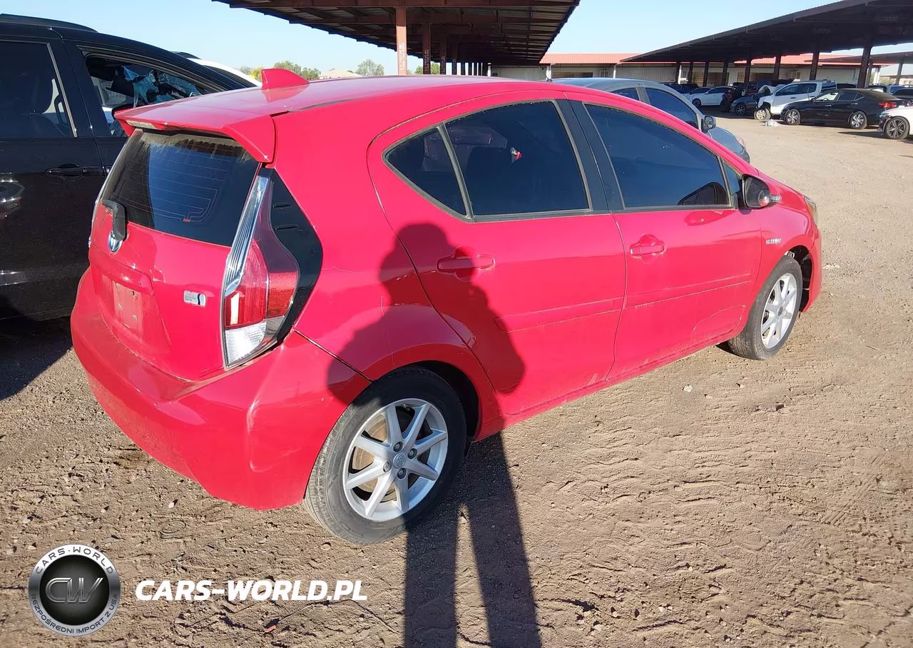 2015 Toyota Prius C Three VIN:JTDKDTB37F1092846 - 4