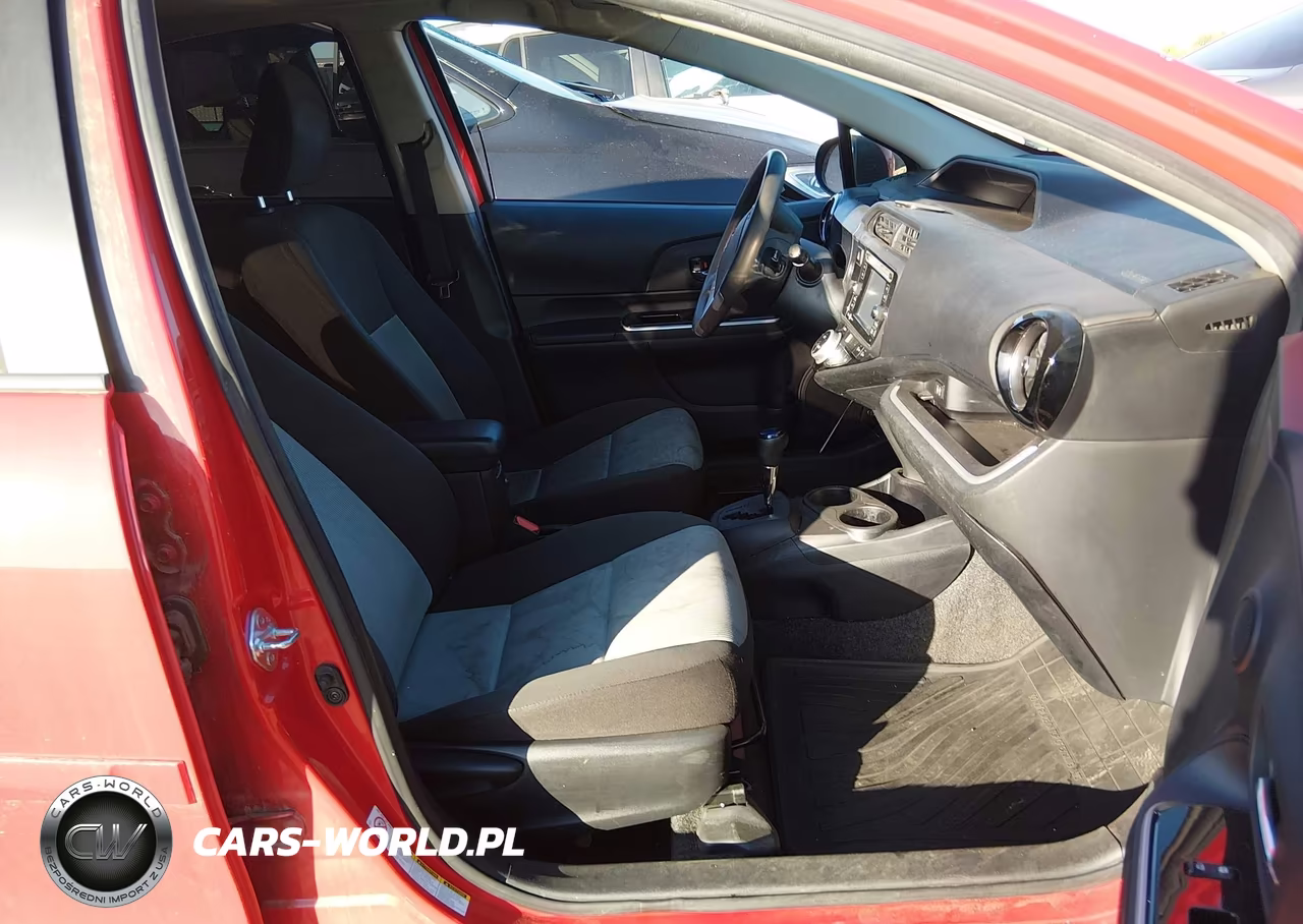 2015 Toyota Prius C Three VIN:JTDKDTB37F1092846 - 5