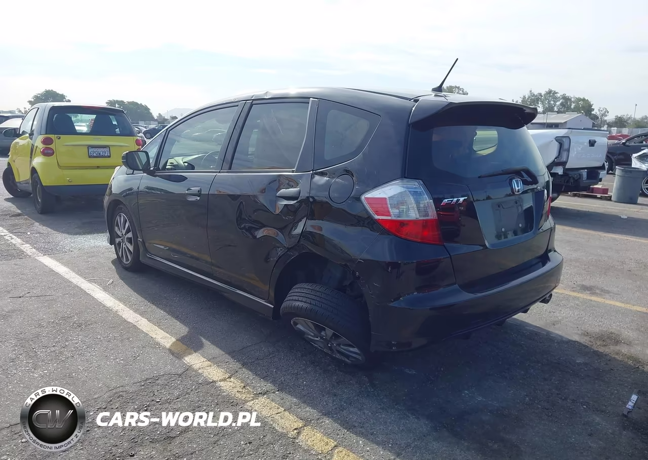 2013 Honda Fit Sport VIN:JHMGE8H57DC016536 - 3